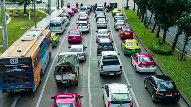 街道视图与繁忙的交通枢纽，曼谷，泰国。缩小照片。视频素材