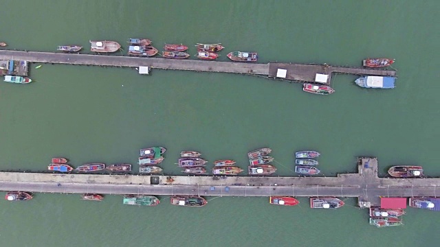 美丽的海港与Jitty沿海岸在渔村与无人机。视频素材