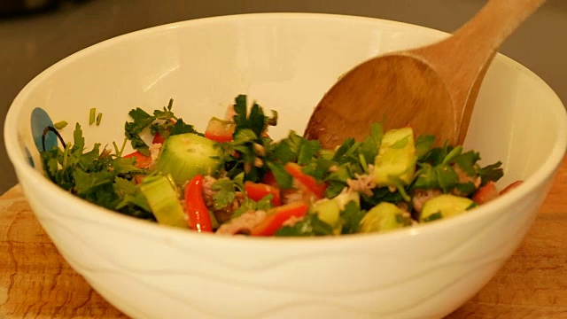 将生菜和金枪鱼沙拉放入碗中搅拌视频素材