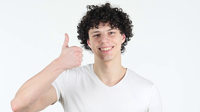 竖起大拇指的年轻男子卷毛，白色背景视频下载