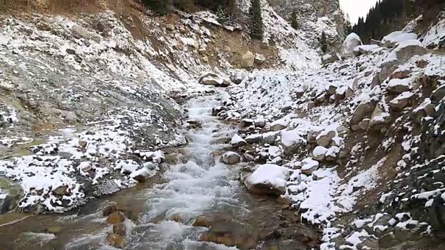 融化的雪在山上流动的水视频下载