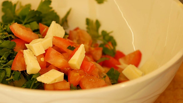 蔬菜生菜沙拉。橄榄油倒进沙拉碗里。意大利、地中海或希腊菜肴。视频素材