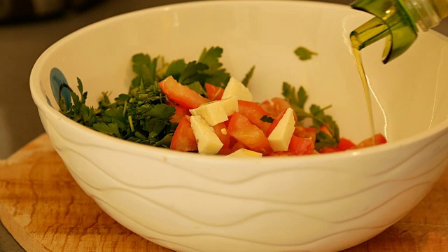 蔬菜生菜沙拉。橄榄油倒进沙拉碗里。意大利、地中海或希腊菜肴。视频素材