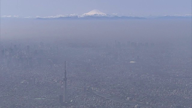 空中;温度反演;富士山和日本东京视频素材