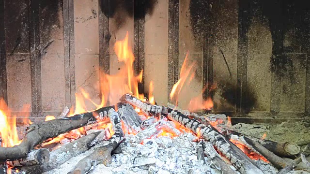 火盆里的火。视频素材
