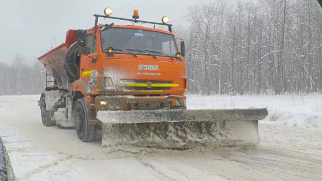 2017年1月25日，俄罗斯萨马拉。冬日驾驶扫雪机。雪山路上的扫雪机。用汽车去雪。铁扫雪机推很多雪的特写。视频素材
