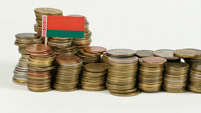 白俄罗斯国旗和一叠硬币视频下载