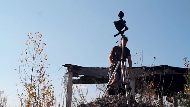 人类在废墟中调整着照相机视频素材