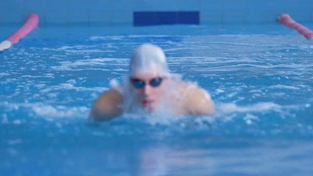 专业游泳运动员表演视频下载