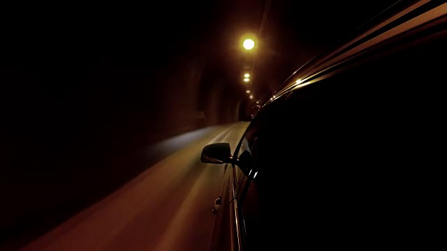 一辆车穿过照明隧道的4K视频视频素材