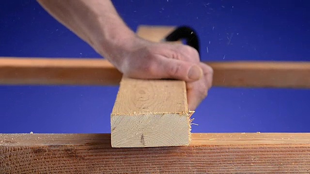 电锯切割木材蓝色Bkgrd视频素材