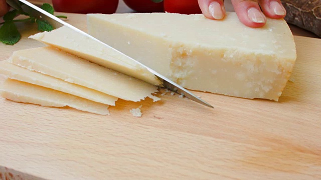 切在木板上的法式硬奶酪视频下载