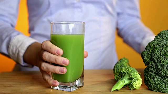 绿色冰沙女人喝健康的有机蔬菜汁早餐视频下载