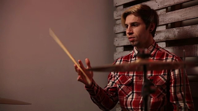 有吸引力的年轻男子鼓手演奏他的工具包视频下载