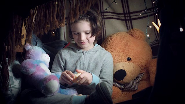 4k拍摄的孩子在毯子下喂他的熊拖视频素材