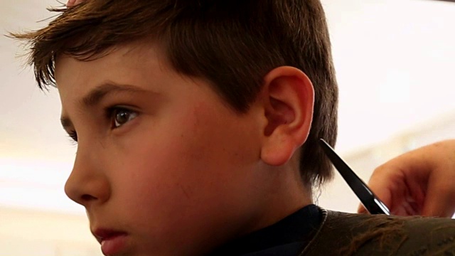 孩子在理发。8-10岁的男孩在理发店理发视频下载