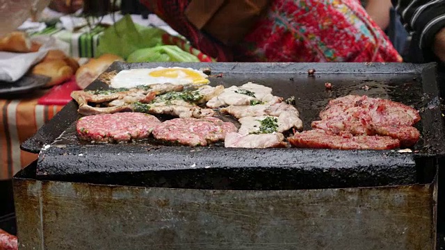Choripan，一个街头食物正在准备在拉博卡区布宜诺斯艾利斯在阿根廷视频下载