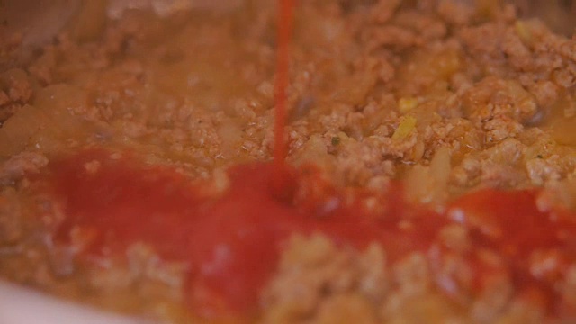 用木勺搅拌意大利肉酱面。视频素材