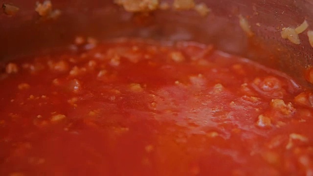 用木勺搅拌意大利肉酱面。视频素材