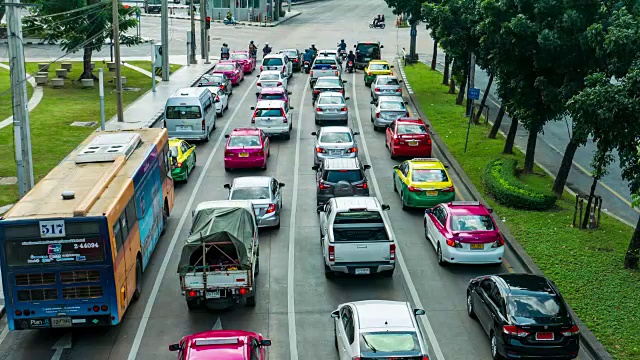 街道视图与繁忙的交通枢纽与城市景观背景，曼谷，泰国。起重机拍摄。视频素材