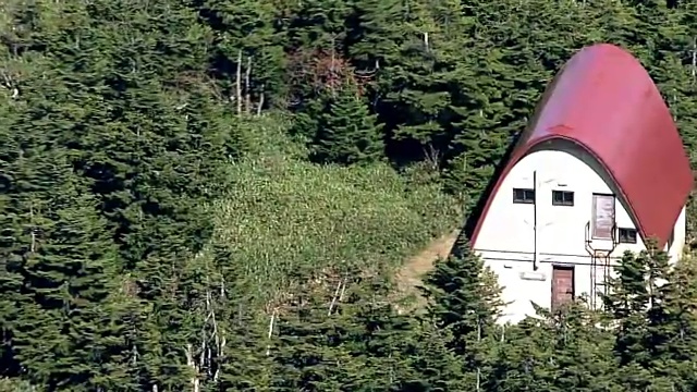 高空，日本西津山上的小屋视频下载