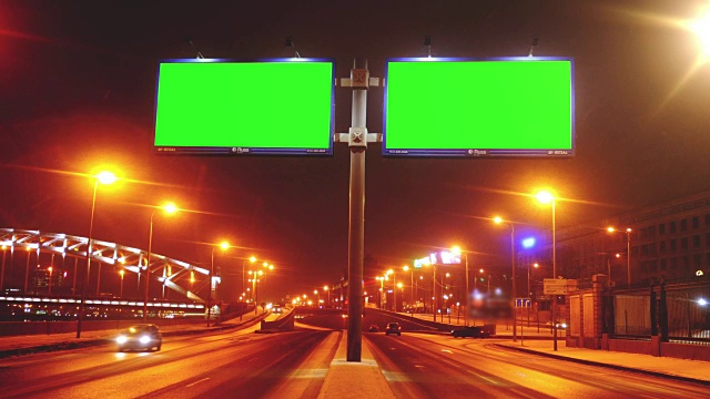 一个有绿色屏幕的广告牌视频下载