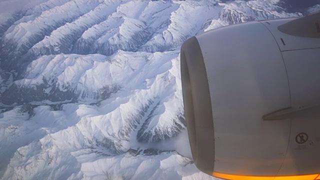 飞机引擎和被雪覆盖的阿尔卑斯山脉在日落视频素材