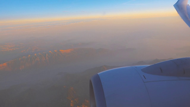 夕阳下的飞机引擎和阿尔卑斯山视频素材