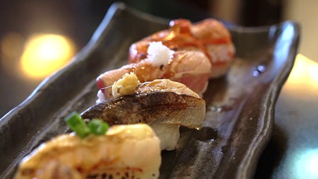 接寿司套餐或烤寿司套餐。日本料理中，生鱼片用旺火快速烧灼视频素材
