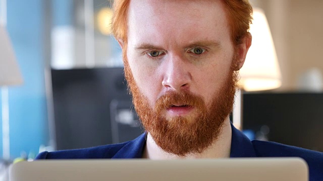 男人在笔记本电脑上工作时生气，特写视频素材