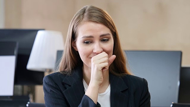 女病人在办公室咳嗽，咳嗽视频素材