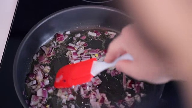在炉子上热煎锅里用红洋葱炒香视频下载