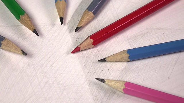 黑色的图形铅笔在一个立方体的草图上视频下载