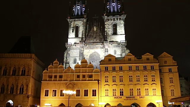 捷克共和国魔法之城布拉格的童话教堂(1365年)的夜晚灯光视频下载