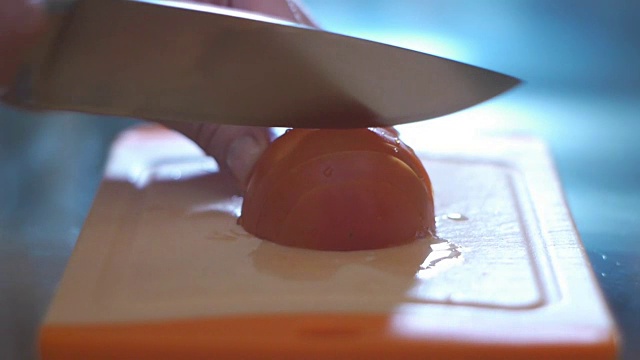 在厨房里手工切番茄视频下载