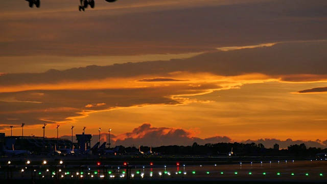 日落时分，商业飞机降落在巴塞罗那机场视频素材