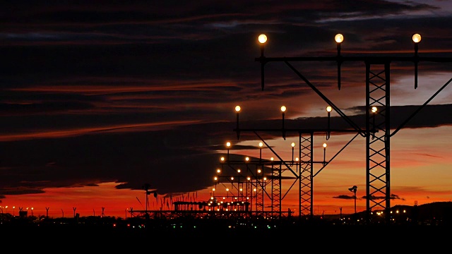 夜间，商用飞机降落在巴塞罗那机场视频素材