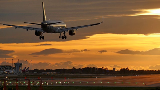 日落时分，商业飞机降落在巴塞罗那机场视频素材