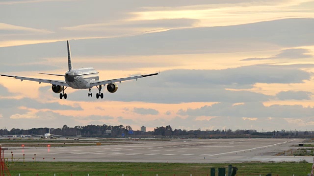 商用飞机在巴塞罗那机场着陆视频素材