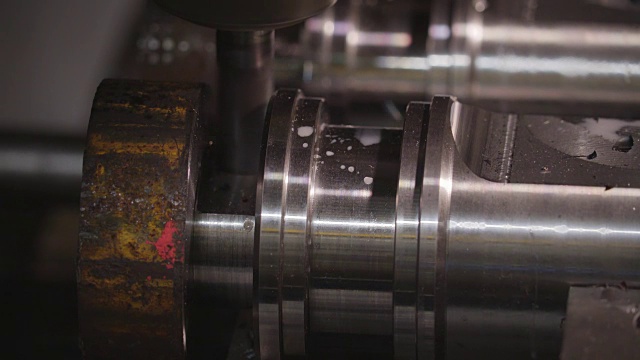 在工厂工作的机器之一视频素材