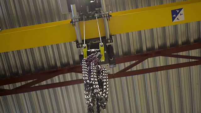 工厂内悬挂的链条视频素材