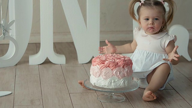 婴儿在咬生日蛋糕视频素材