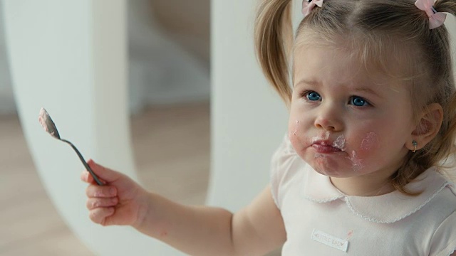 可爱的宝宝拿着勺子吃生日蛋糕视频素材