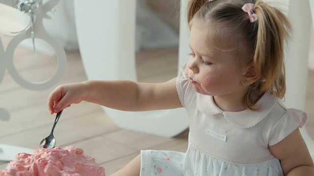 可爱的宝宝拿着勺子吃生日蛋糕视频素材