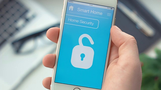 在智能手机上的智能家居应用程序上打开家居安全视频素材