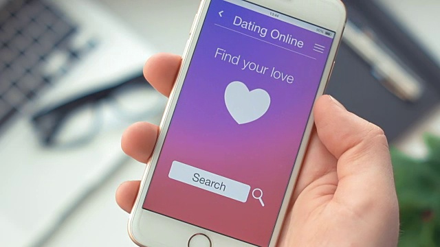 在智能手机的约会应用上成功寻找伴侣视频下载