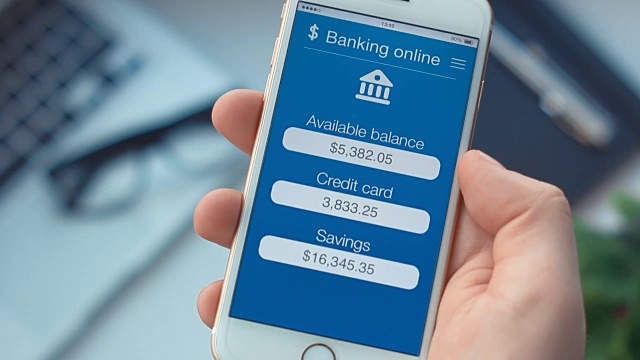 在智能手机的银行应用上查银行账户视频素材