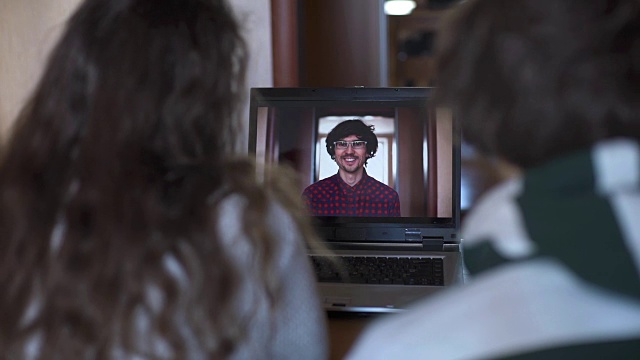 男男女女在电脑上和医生聊天视频素材