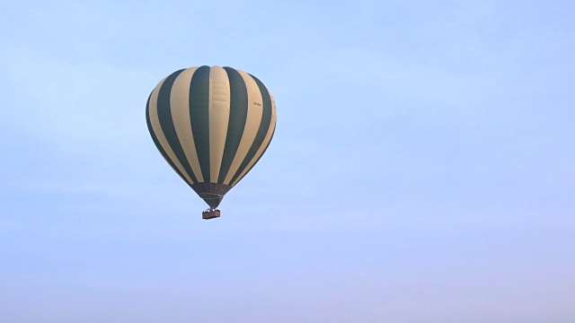 航拍:满载游客的狩猎热气球，在万里无云的蓝天上视频购买