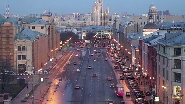 从高处俯瞰莫斯科的夜景(中央儿童商店建筑上的观景台)，俄罗斯——经过大规模重建于2015年4月开放视频下载